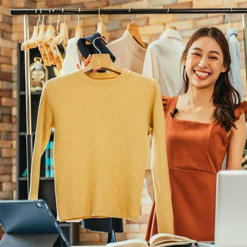 Sampling and prototyping of a garment before bulk production